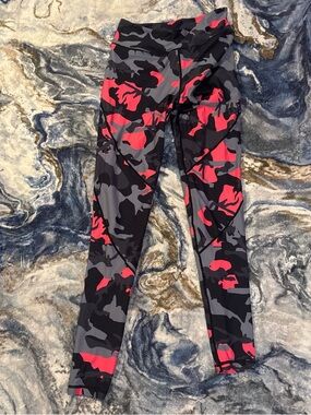 Women's High-Rise Camo Leggings in Pink & Gray